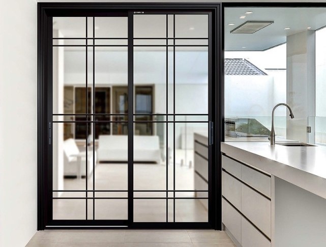 安裝廚房門時想選用推拉門，吊軌與地軌該如何抉擇