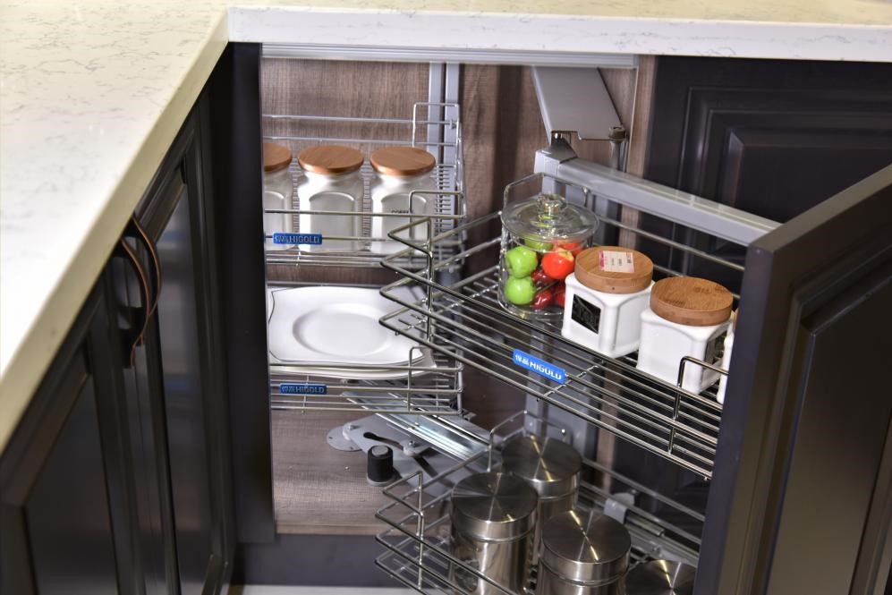 不同材質的廚房置物架及其優缺點